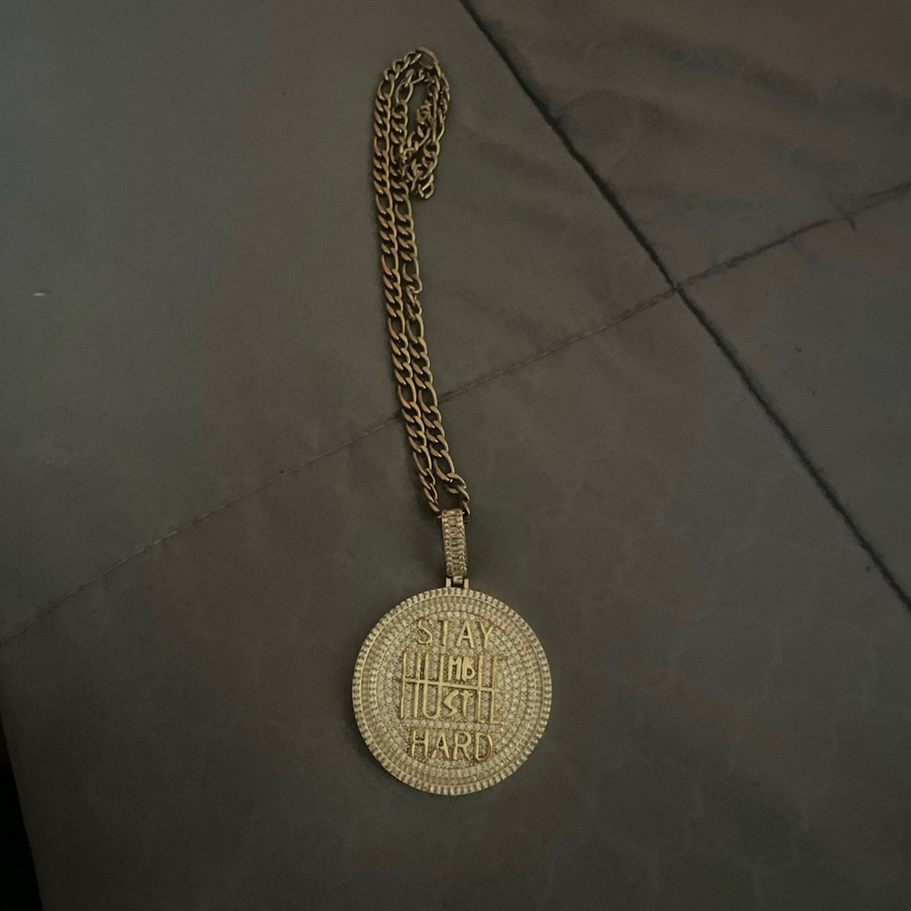Gold Cuban link chain w/ ‘stay hustle hard’ Pendant